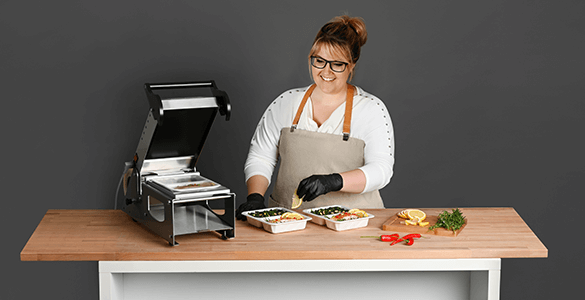 Frau versiegelt Lebensmittel auf einer Küchenplatte