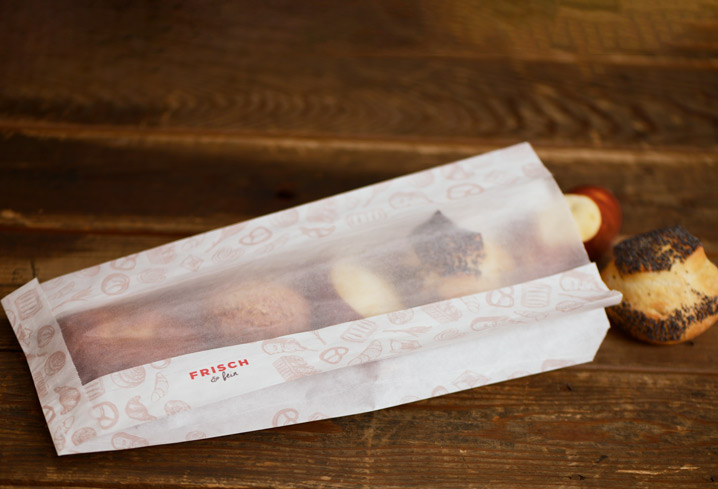 Petits pains dans un sachet plissé de boulangerie avec design FRISCH & fein