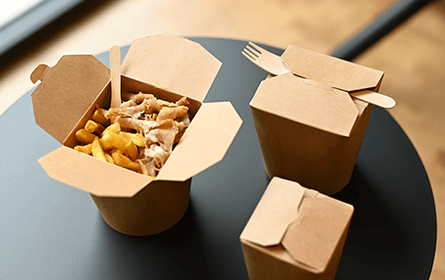 Braune Asia Box mit Speisen