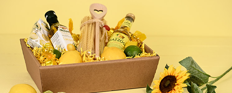 Gefüllter Geschenkkorb in gelber Umgebung