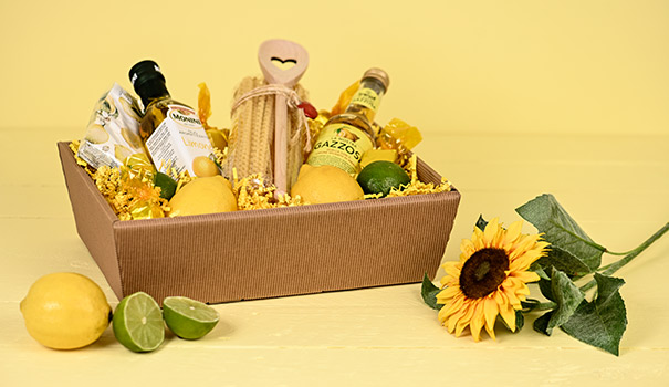 Gefüllter Geschenkkorb in gelber Umgebung