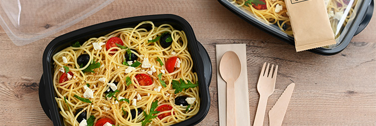 Barquette repas avec plat de pâtes, couverts jetables et serviette