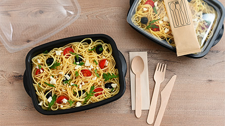 Barquette repas avec plat de pâtes, couverts jetables et serviette