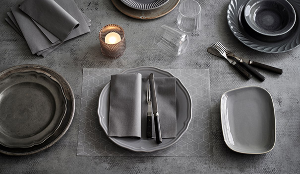 grau gedeckter Tisch