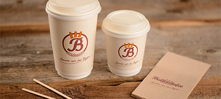 Bedruckter Kaffeebecher mit Serviette und Rührstäbchen Bedruckter Kaffeebecher mit Serviette und Rührstäbchen