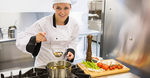 Restaurantköchin in der Küche