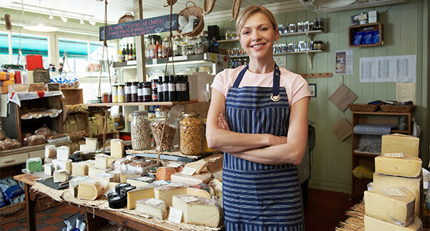 Verkäuferin in einem Hofladen