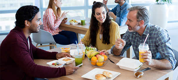 Mitarbeiter speise in der Kantine