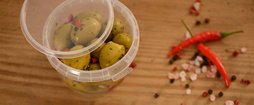 Oliven im Feinkostbecher Oliven im Feinkostbecher