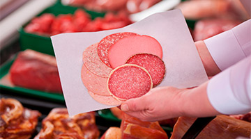 Wurstaufschnitt auf Metzgerpapier Wurstaufschnitt auf Metzgerpapier
