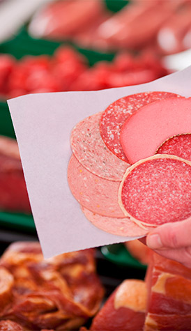 Wurstaufschnitt auf Metzgerpapier Wurstaufschnitt auf Metzgerpapier