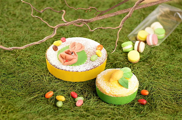 Frühlingshafte Osterverpackungen auf einer grüner Wiese Frühlingshafte Osterverpackungen auf einer grüner Wiese