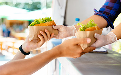 Belegtes Brötchen auf die Hand Belegtes Brötchen auf die Hand