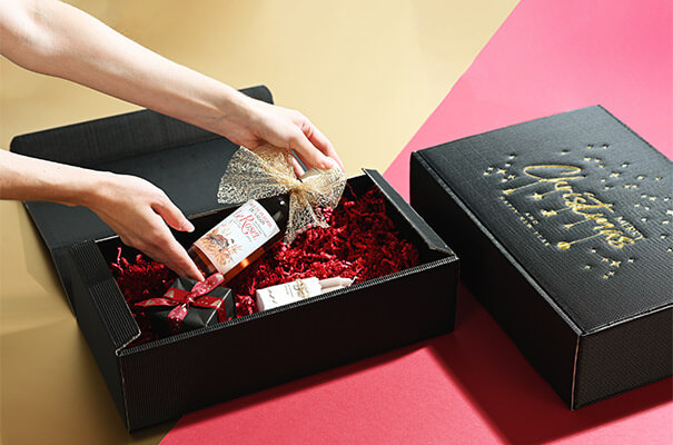 schwarze Flaschen-Geschenkverpackung mit rotem Füllmaterial