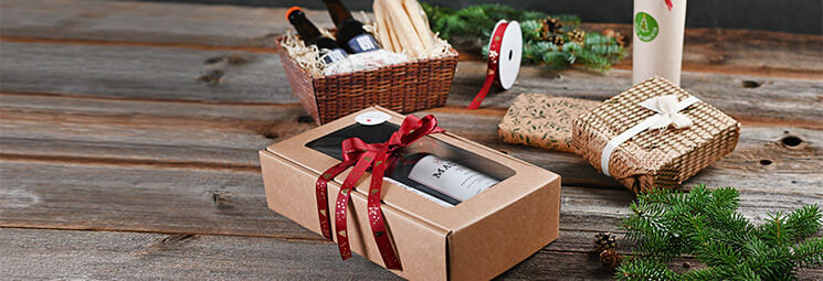 weihnachtliche Geschenkverpackungen auf Holztisch