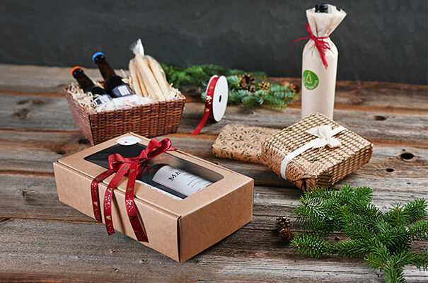 weihnachtliche Geschenkverpackungen auf Holztisch