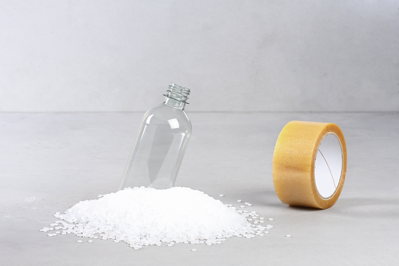 Das Klebeband ist aus recycelten PET-Flaschen hergestellt.