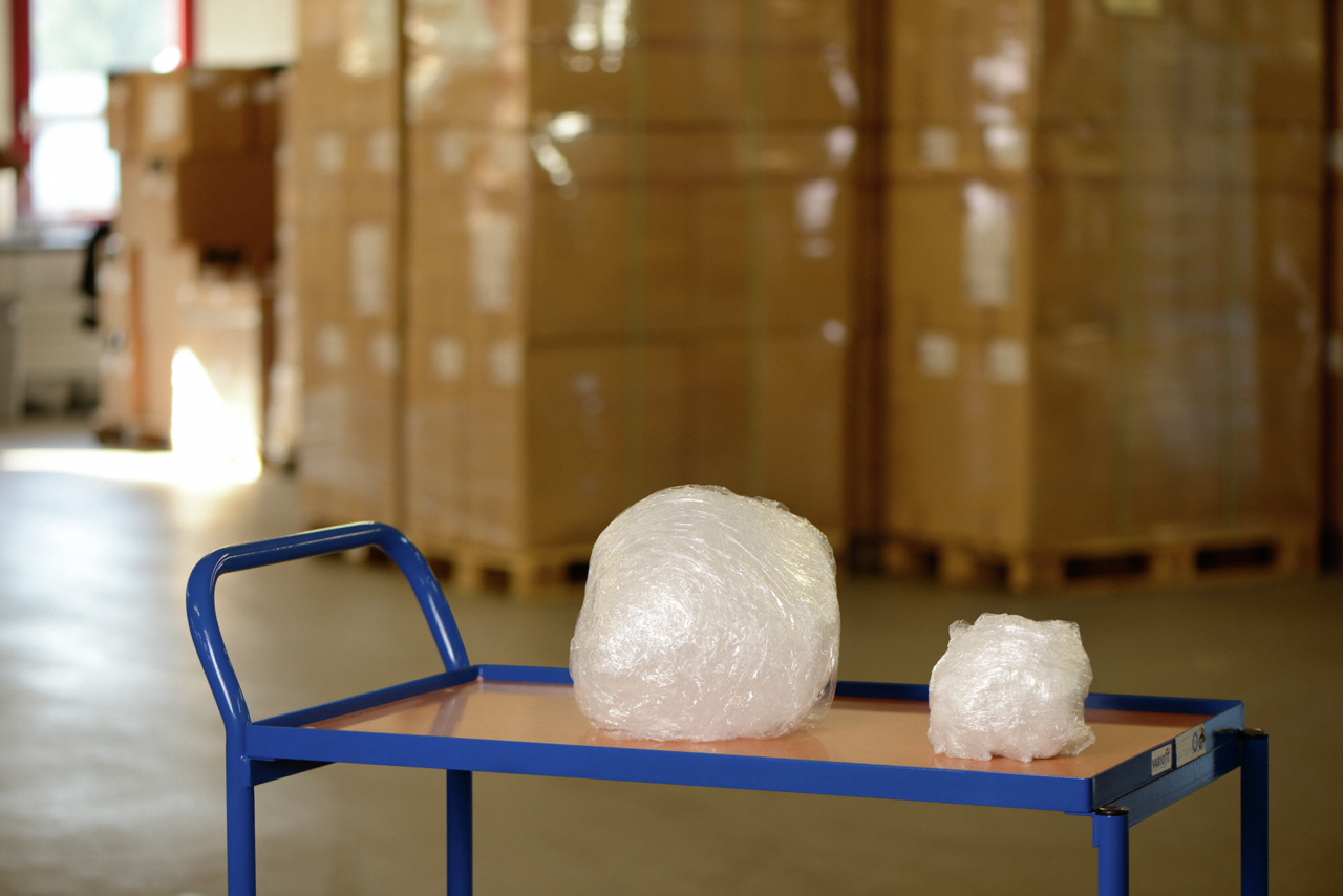 Bis zu 50 % Materialersparnis: Diese 9-my-High-Tech-Folie ersetzt – bei gleicher Anzahl Umwicklungen und Haltekraft – eine 20-my-Standard- Stretchfolie. Spart Material und damit Geld und Abfall.