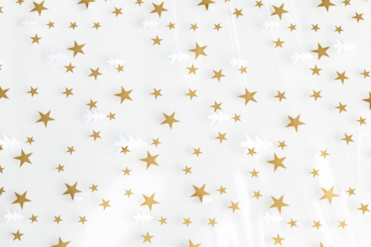 festlich – mit goldenen Sternen und weissen Weihnachtsbäumen bedruckt