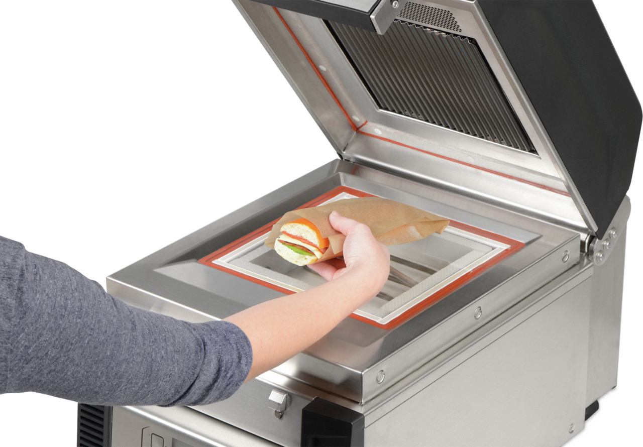 … wenn der Kunde bestellt, Inhalt im gleichen Beutel im Kontaktgrill oder Ofen erhitzen, …