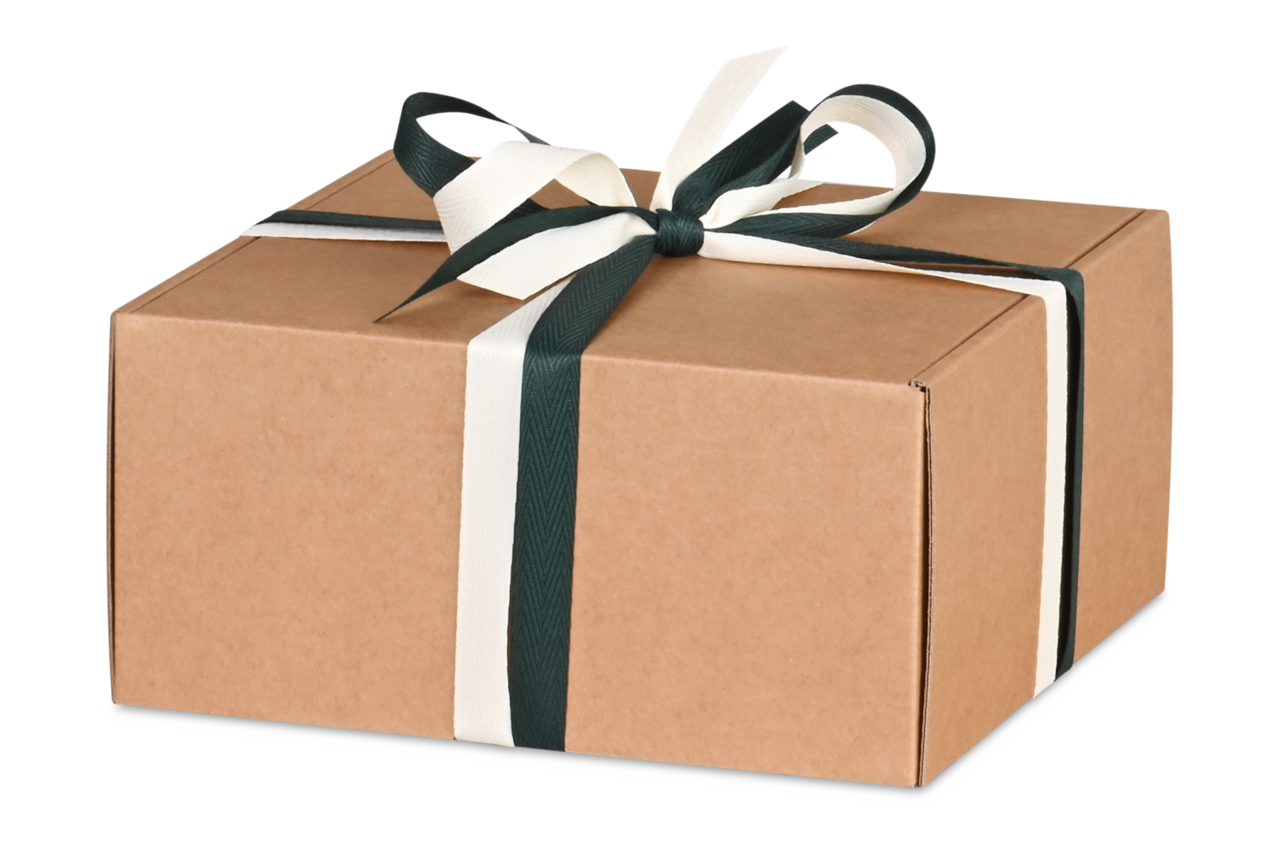 mit Geschenkbändern aus ressourcenschonendem Recyclingmaterial verzieren Sie den Karton ganz natürlich