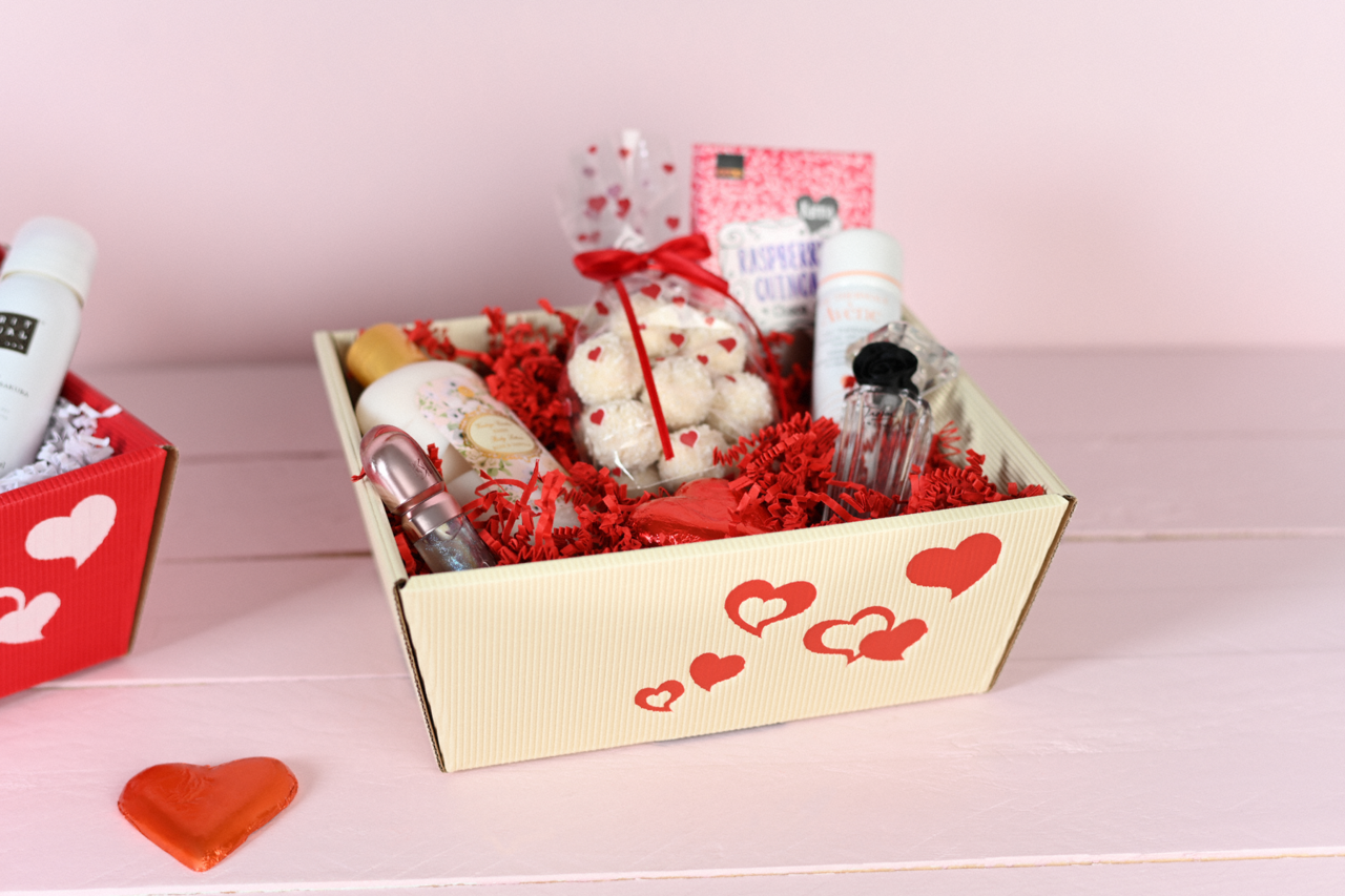 Geschenkkorb mit Herzen