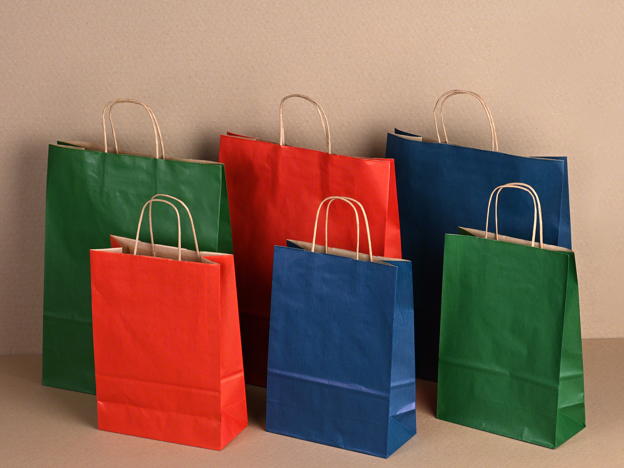 Papiertragetaschen in verschiedenen Grössen und Farben wie dunklem Rot, Blau sowie Grün erhältlich