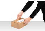 3. Empfänger öffnet das Paket einfach und schnell dank fadenverstärkter Aufreisshilfe.