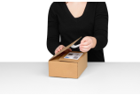4. Im Falle einer Rücksendung wird die Box einfach mit dem zweiten Selbstklebestreifen verschlossen.