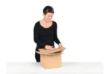 … Waren einfüllen und mit überstehender Klappe schließen.