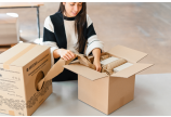 Spenderkarton mit Stopfmaterial ist mobil am oder auf dem Packtisch einsetzbar