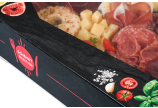 Die schwarze Catering-Box in edler Schieferoptik ist mit verschiedenen Lebensmitteln bedruckt.
