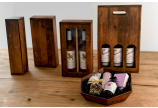 Geschenk-, Flaschen-Tragekartons und Geschenkkorb in identischem Vintage-Look