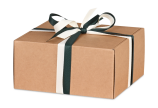 mit Geschenkbändern aus ressourcenschonendem Recyclingmaterial verzieren Sie den Karton ganz natürlich