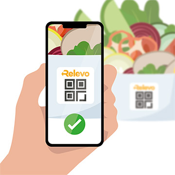 Smartphone scannt QR-Code auf Mehrwegverpackung Smartphone scannt QR-Code auf Mehrwegverpackung