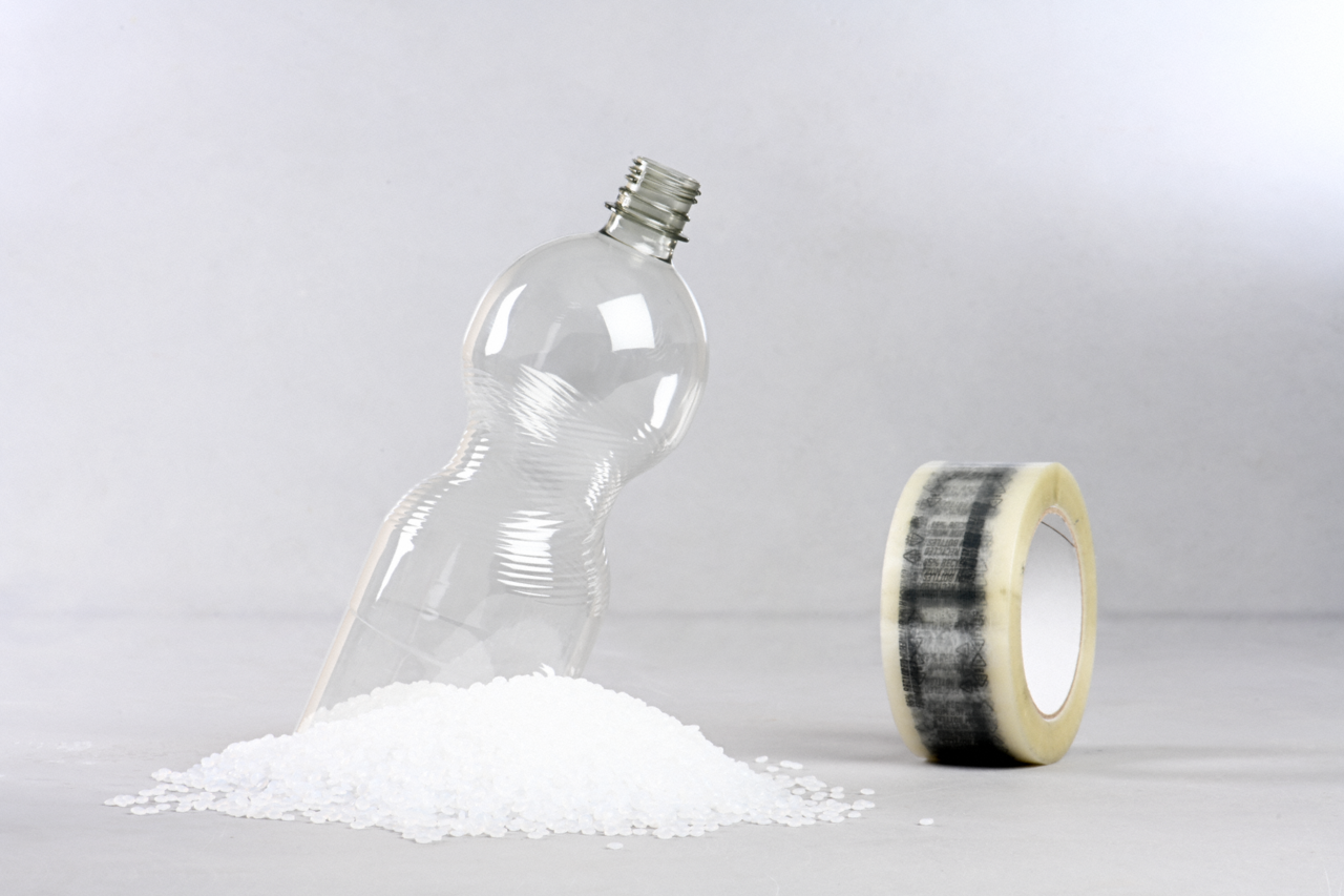 Das Klebeband ist aus recycelten PET-Flaschen hergestellt.