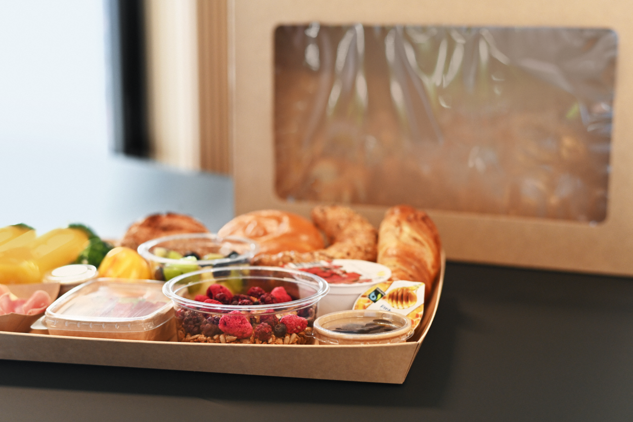 Catering-Karton braun & Servierplatte