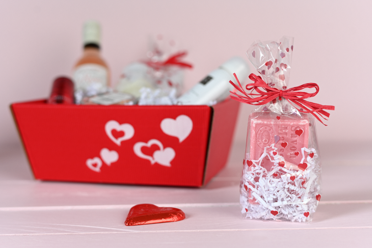 kombinieren Sie den Beutel mit dem passenden Geschenkkorb mit Herzen 