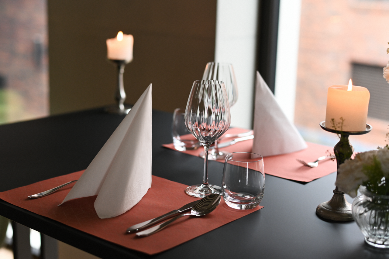 elegante, weiße Servietten für einen schön gedeckten Tisch