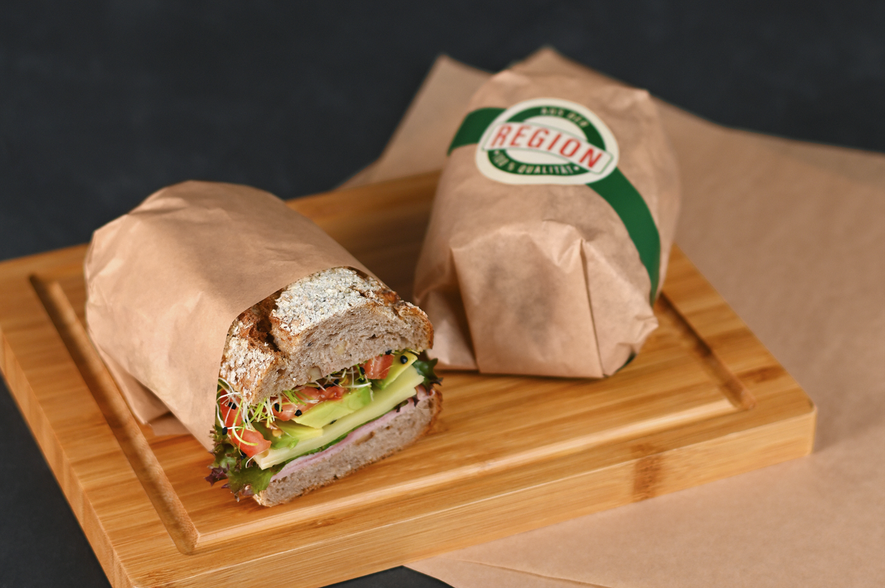 auch belegte Brote und Sandwiches lassen sich mit diesem Hamburger-Papier ansprechend verpacken
