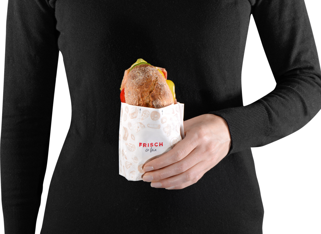 Sandwich wird direkt aus der Umhüllung gegessen.