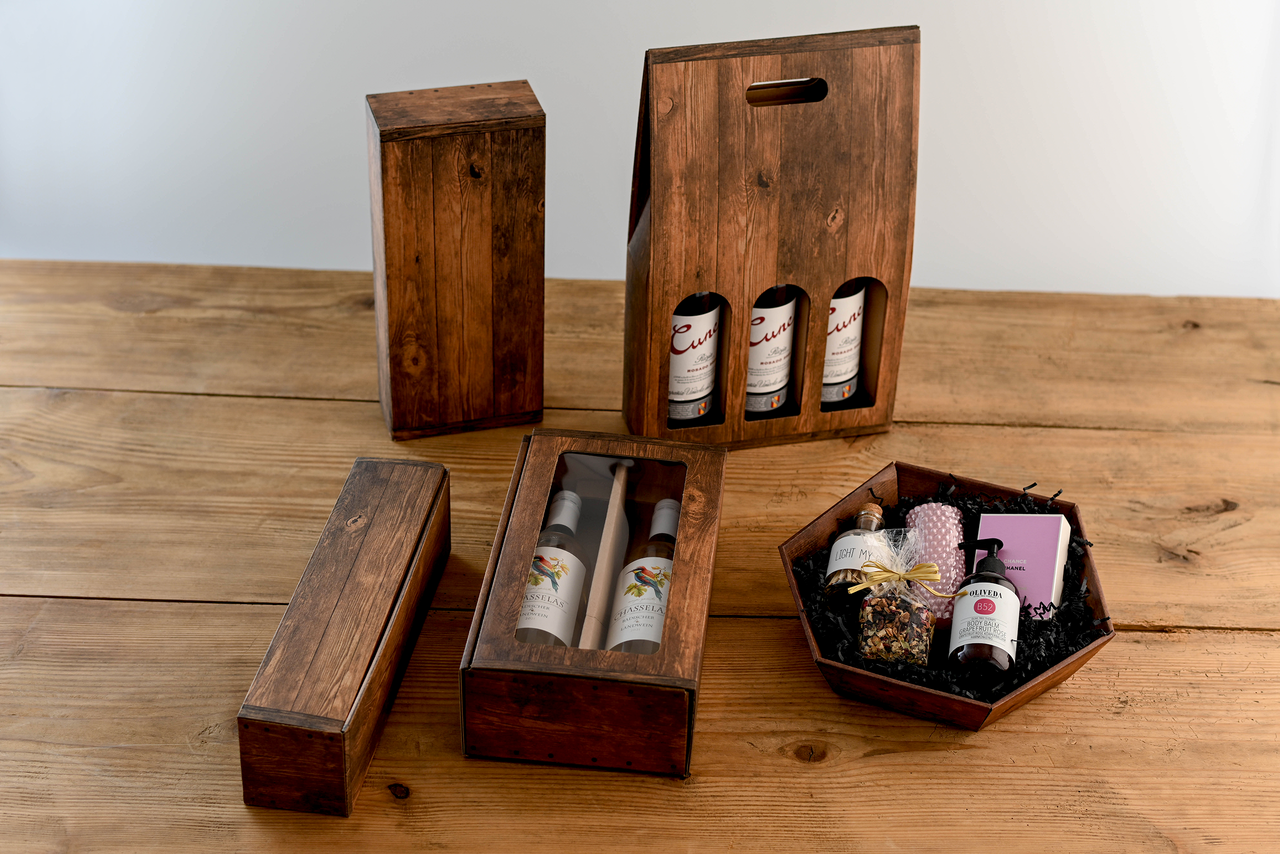 Geschenk-, Flaschen-Tragekartons und Geschenkkorb in identischem Vintage-Look