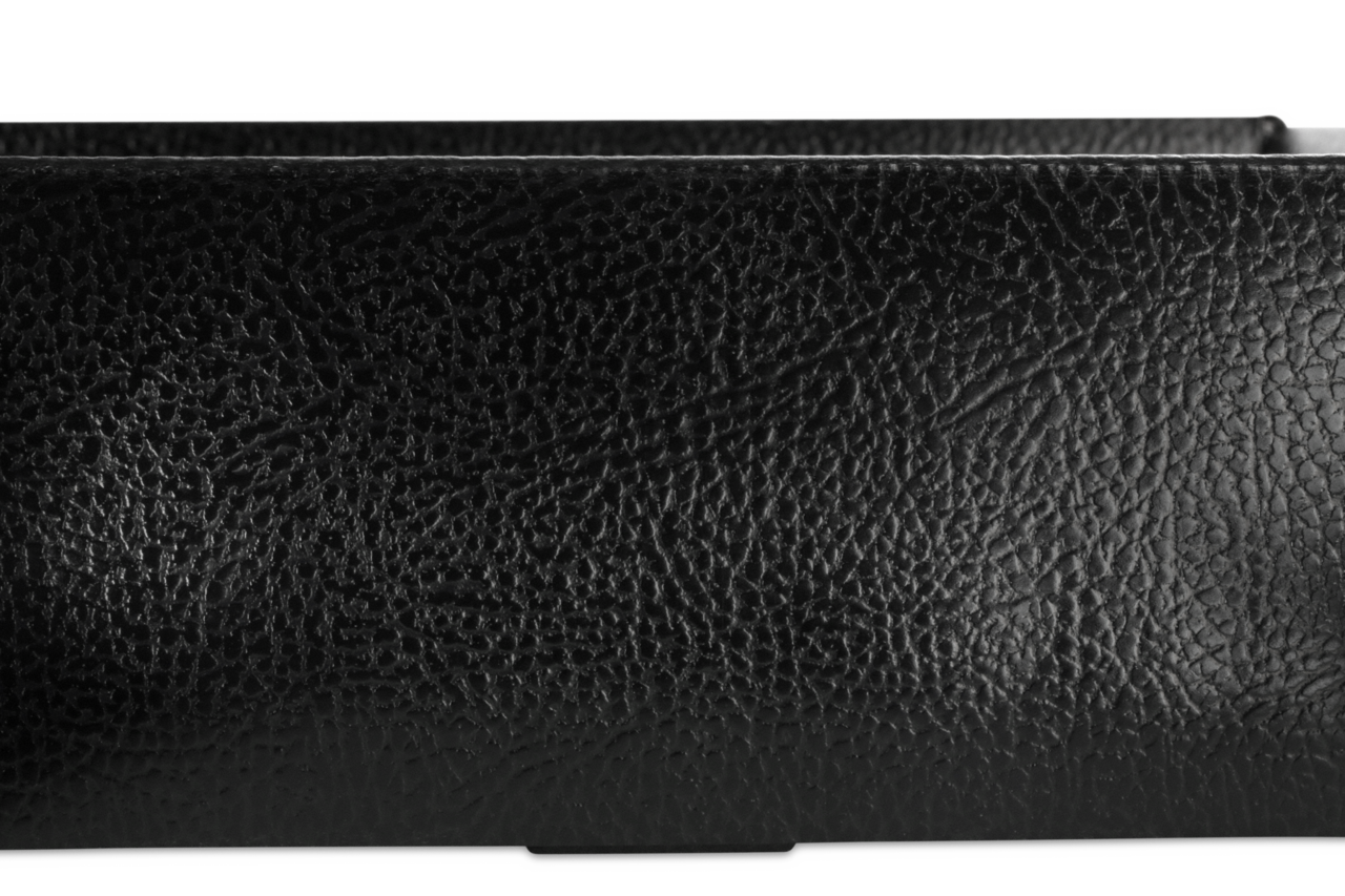 schwarz glänzend – mit attraktiver Lederoptik