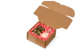 Herzförmige rosa Verpackungsflocken verleihen Ihren Geschenkpaketen eine liebevolle und besondere Note.