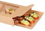 Servierplatte in perfekter Abmessung zur Größe des Catering-Kartons
