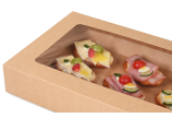 mit Sichtfenster aus recyceltem PET – macht Appetit auf den Inhalt