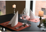 elegante, weiße Servietten für einen schön gedeckten Tisch