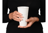 durch die Luftzirkulation zwischen den Rillen lässt sich der Kaffeebecher mit heißem Inhalt angenehm halten