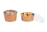 passend zum Feinkostbecher aus Pappe braun – für einen glasklaren Blick auf den Inhalt