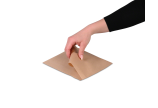 Durch das Umklappen einer Seitenhälfte nach innen entsteht eine praktische, befüllbare Tasche.